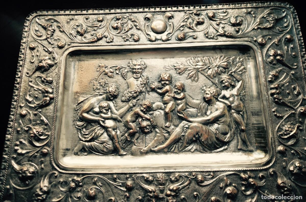 Antig&uuml;edades: Bandeja met&aacute;lica, rectangular de bronce plateado, con escenas religiosas.... - Foto 1
