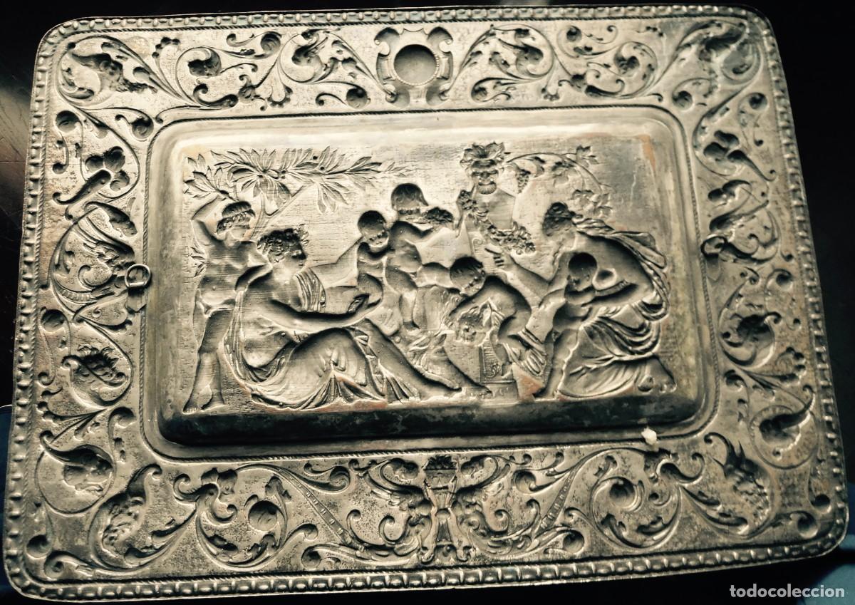 Antig&uuml;edades: Bandeja met&aacute;lica, rectangular de bronce plateado, con escenas religiosas.... - Foto 2