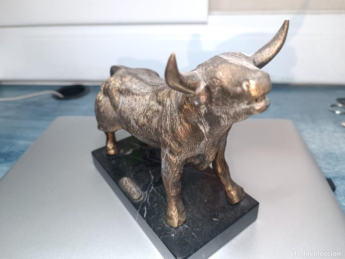Antig&uuml;edades: TORO DE BRONCE CON PEANA - Foto 1