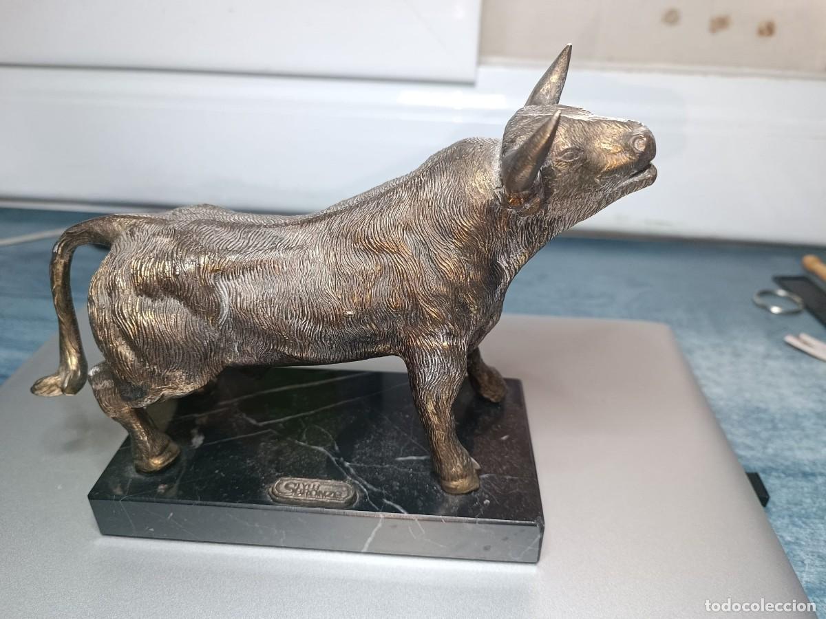 Antig&uuml;edades: TORO DE BRONCE CON PEANA - Foto 2