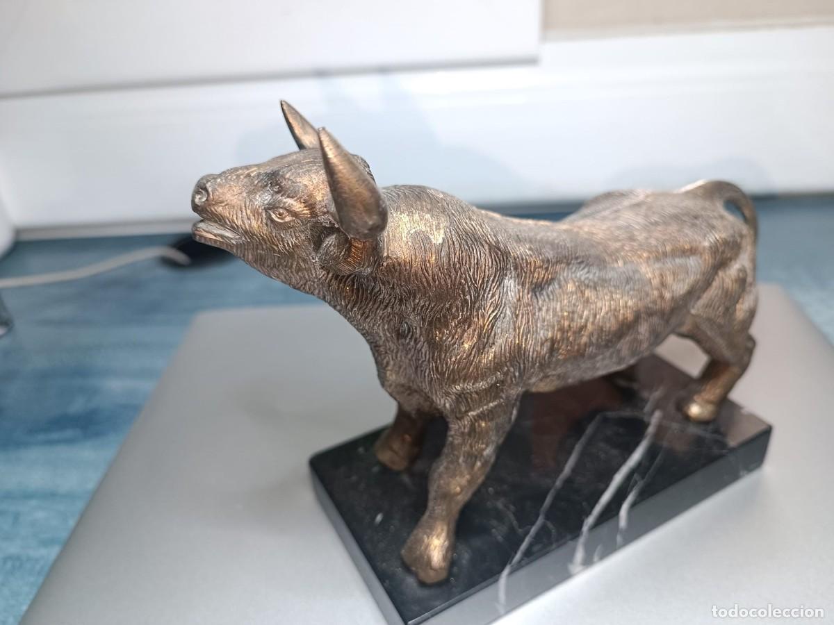 Antig&uuml;edades: TORO DE BRONCE CON PEANA - Foto 3