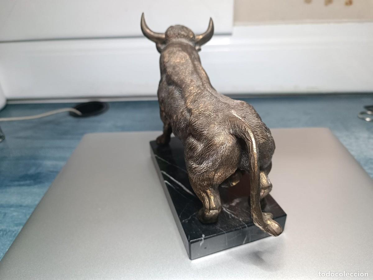 Antig&uuml;edades: TORO DE BRONCE CON PEANA - Foto 4