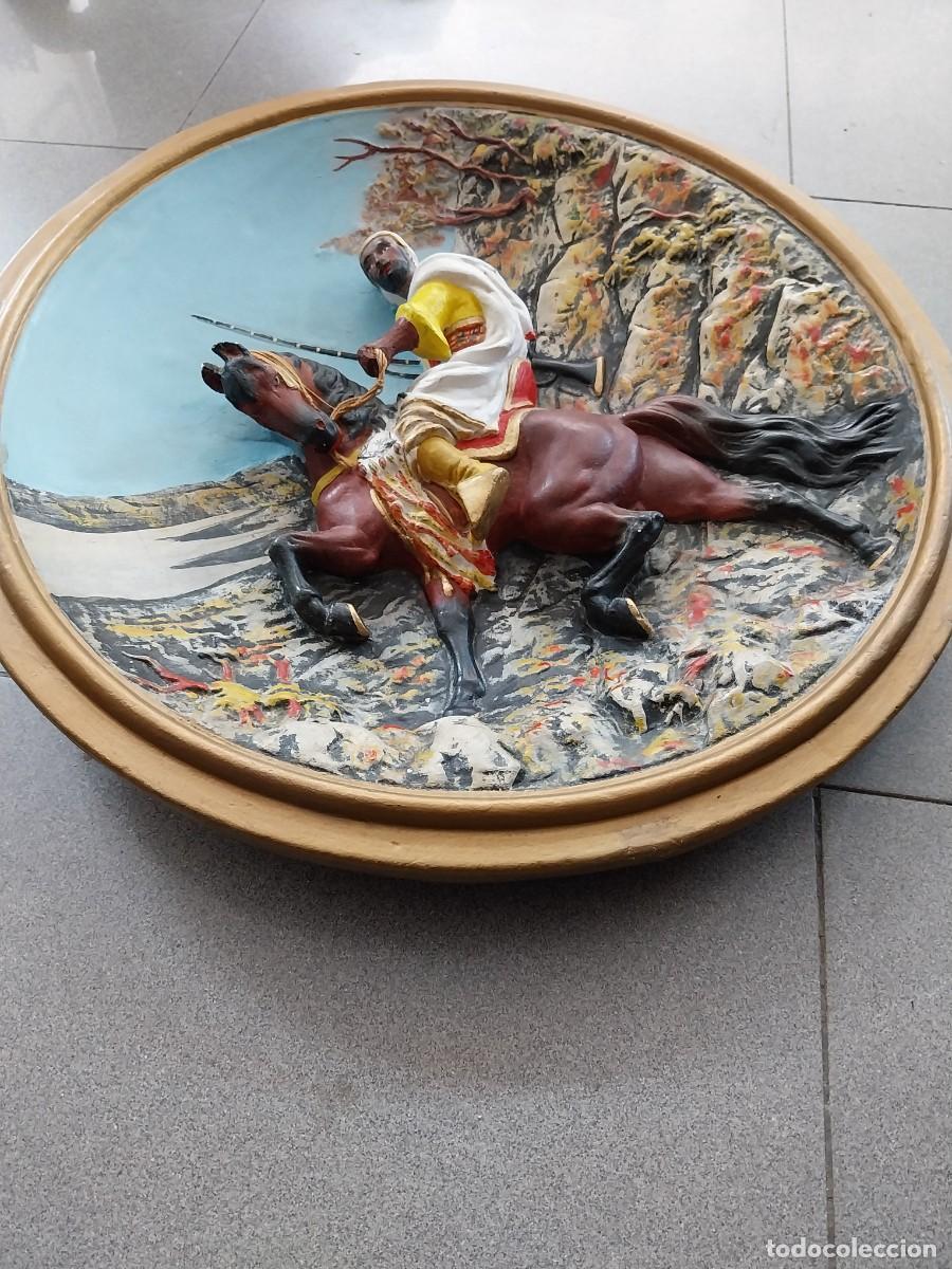 Antig&uuml;edades: Plato en relieve morisco a caballo - Foto 1