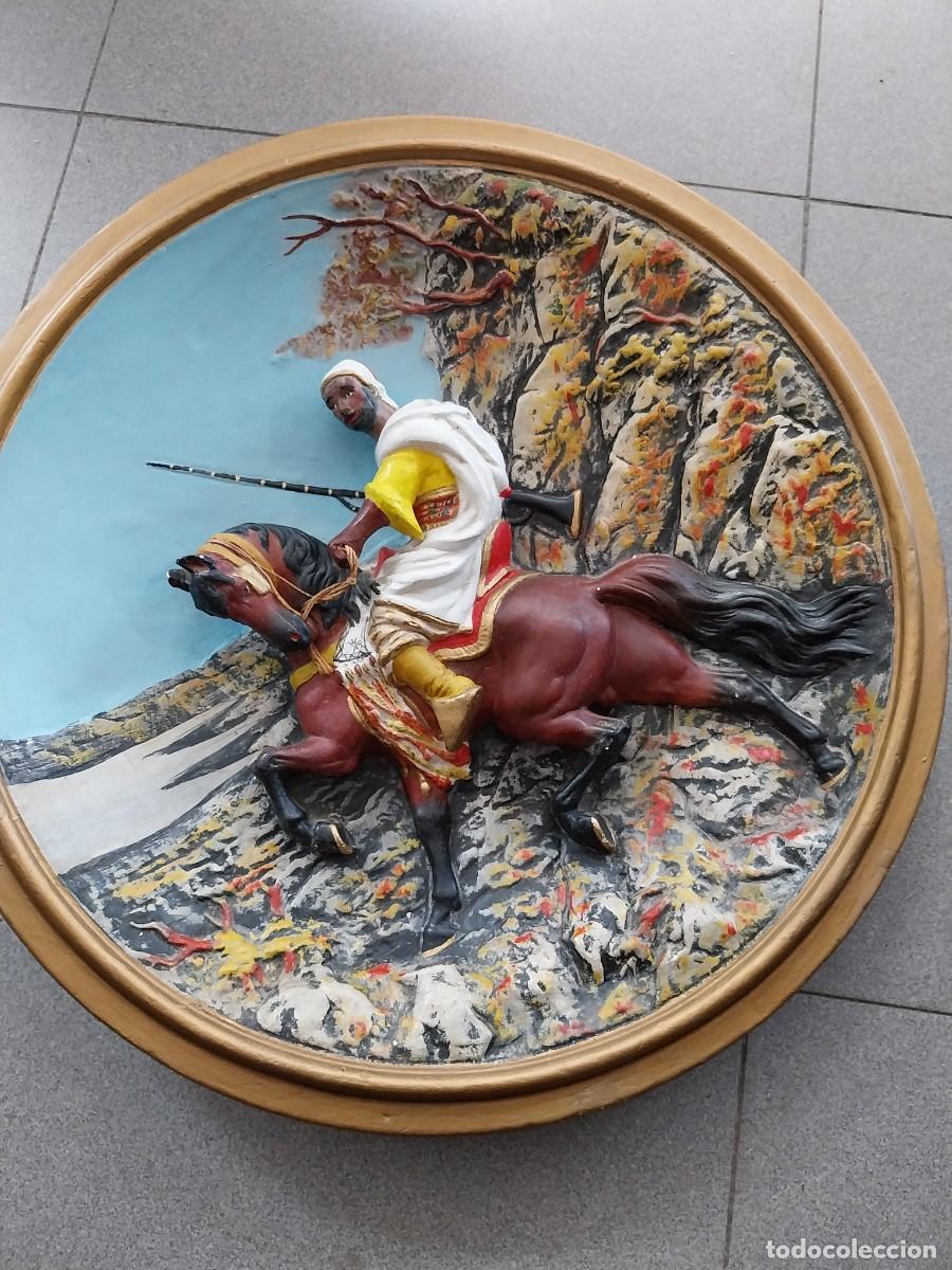 Antig&uuml;edades: Plato en relieve morisco a caballo - Foto 2