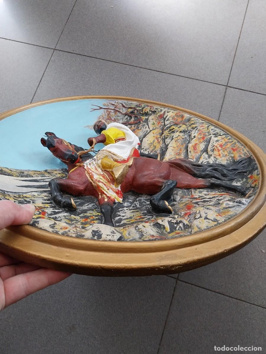 Antig&uuml;edades: Plato en relieve morisco a caballo - Foto 4