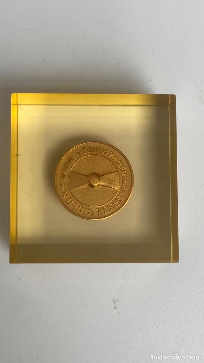 Antig&uuml;edades: PISAPAPELES metacrilato medalla bronce 25 aniv construcciones estudios industrialess s a babbitless