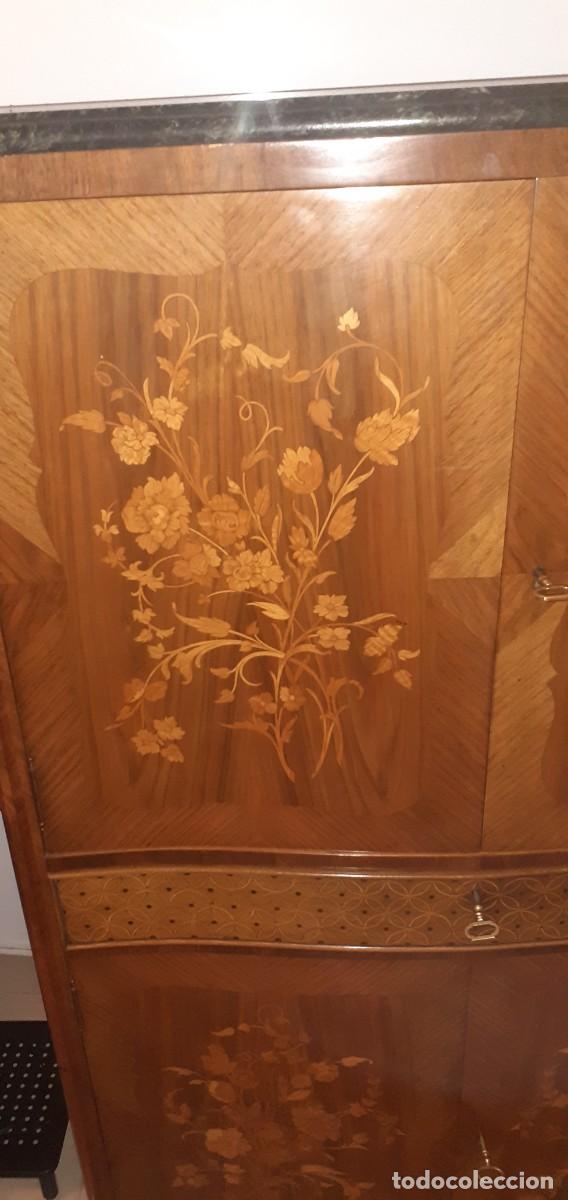 Antig&uuml;edades: Gabinete - C&oacute;moda alta con puertas y caj&oacute;n central - Foto 3