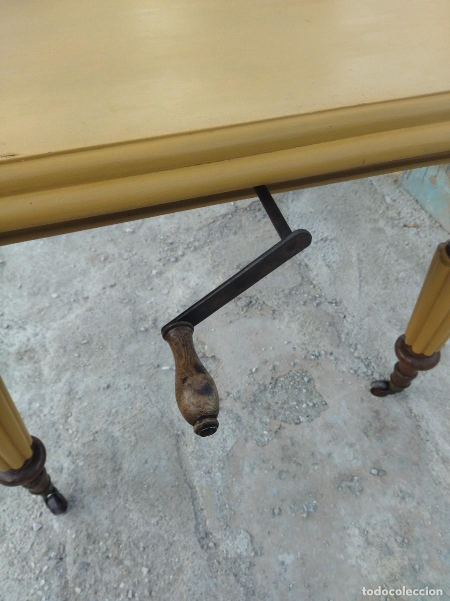 Antig&uuml;edades: Antigua mesa inglesa de manivela extensible. con ruedas - Foto 17