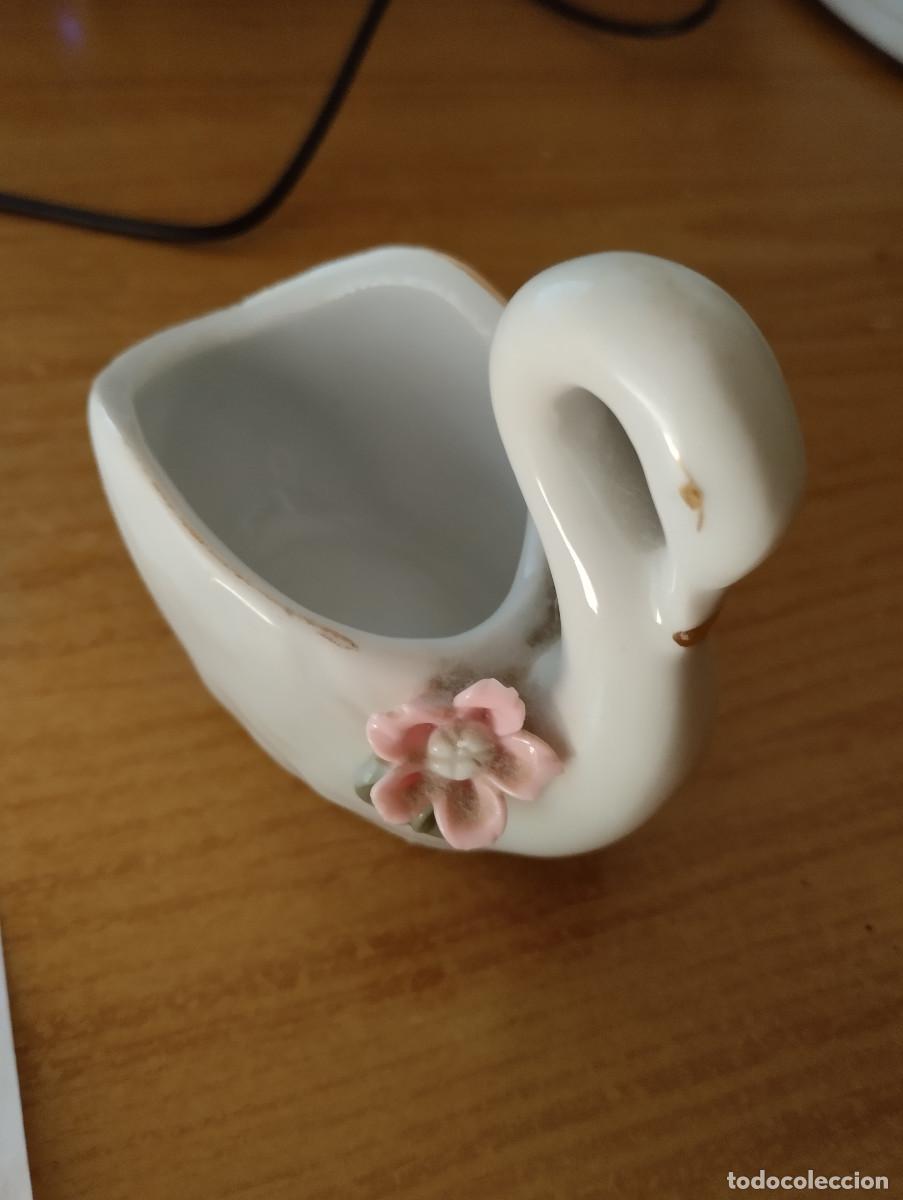 Antig&uuml;edades: cisney porcelana con dos flores