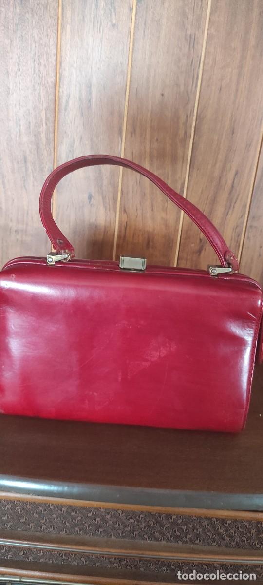 Antig&uuml;edades: ANTIGUO BOLSO DE PIEL ROJO CON DEFECTO. - Foto 2