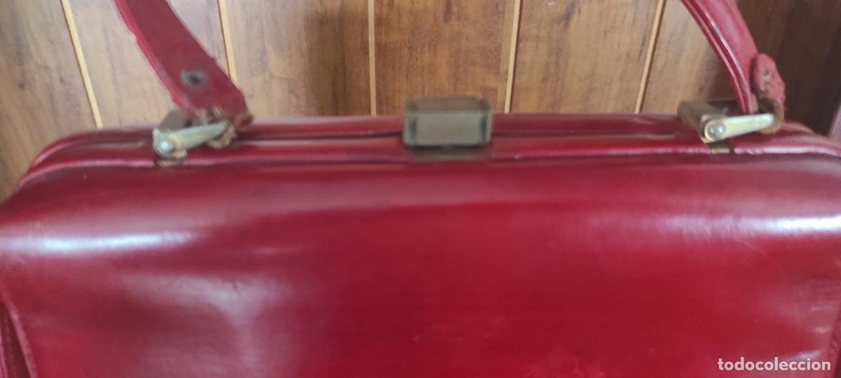 Antig&uuml;edades: ANTIGUO BOLSO DE PIEL ROJO CON DEFECTO. - Foto 1