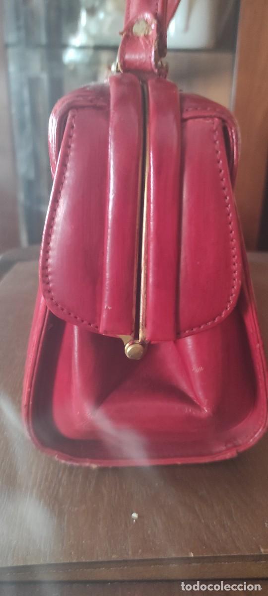 Antig&uuml;edades: ANTIGUO BOLSO DE PIEL ROJO CON DEFECTO. - Foto 3