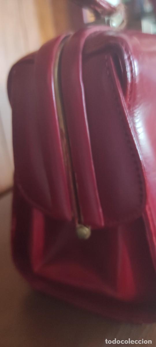 Antig&uuml;edades: ANTIGUO BOLSO DE PIEL ROJO CON DEFECTO. - Foto 4