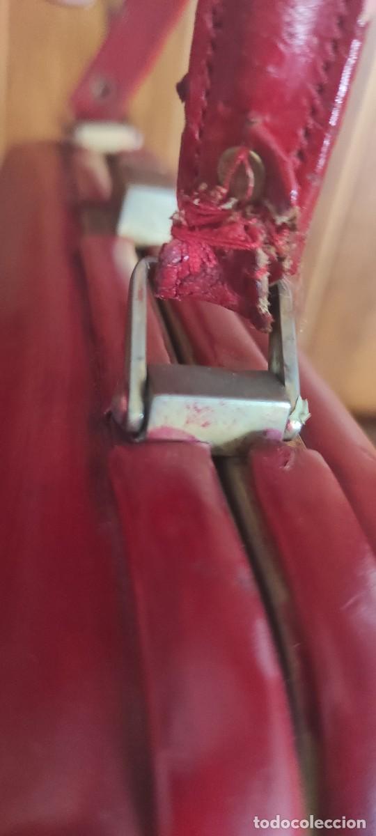 Antig&uuml;edades: ANTIGUO BOLSO DE PIEL ROJO CON DEFECTO. - Foto 6