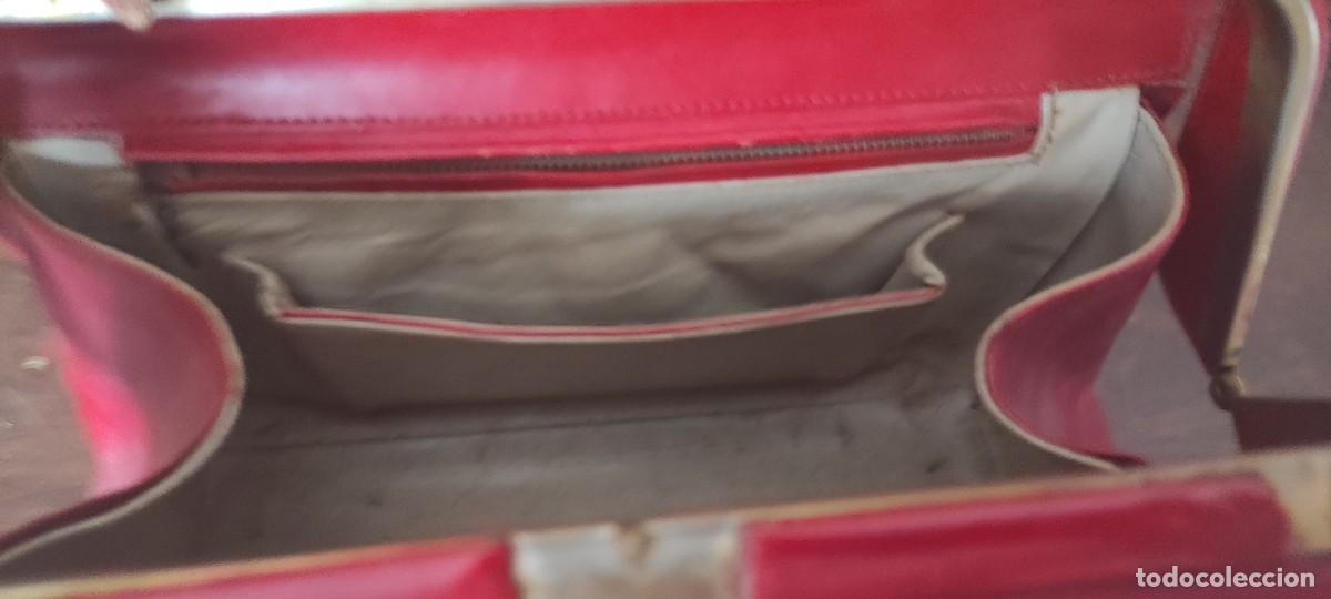 Antig&uuml;edades: ANTIGUO BOLSO DE PIEL ROJO CON DEFECTO. - Foto 8