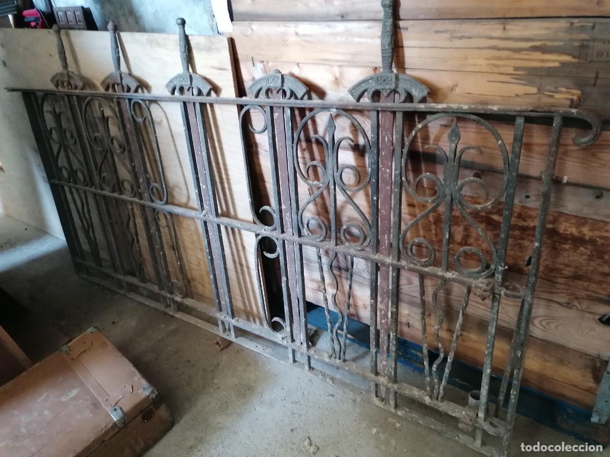 Antig&uuml;edades: s.a. - ANTIGUA VERJA DE HIERRO CON ESPADAS - Foto 1