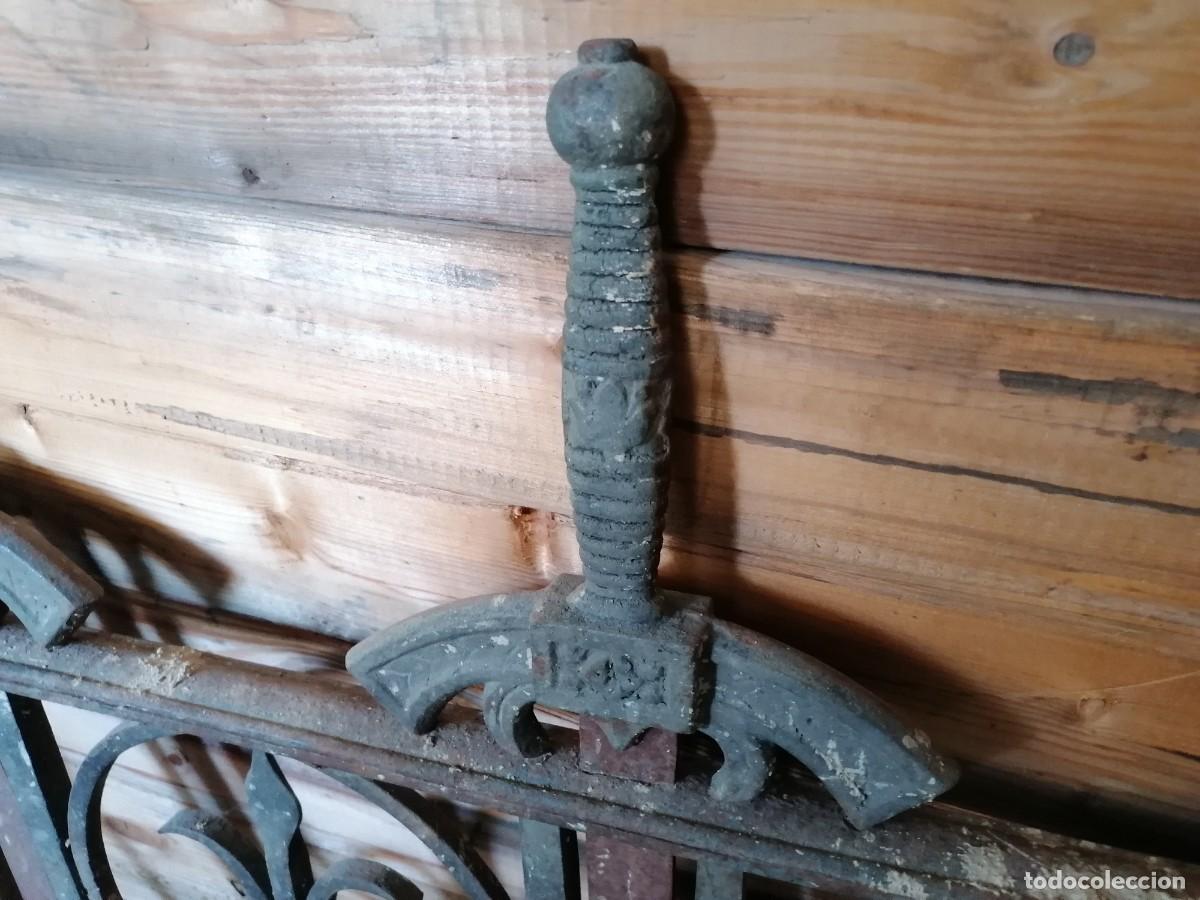 Antig&uuml;edades: s.a. - ANTIGUA VERJA DE HIERRO CON ESPADAS - Foto 3