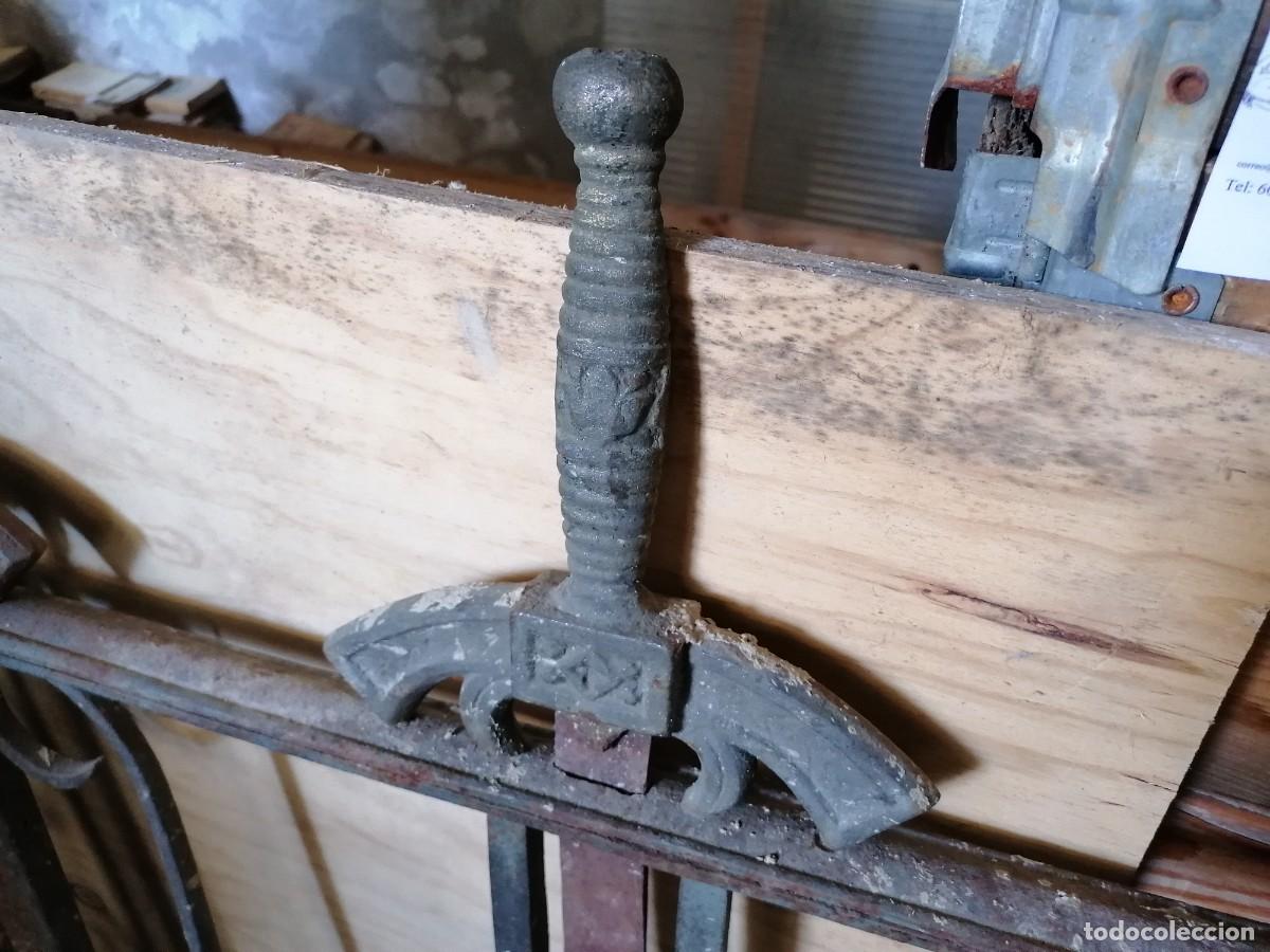 Antig&uuml;edades: s.a. - ANTIGUA VERJA DE HIERRO CON ESPADAS - Foto 5