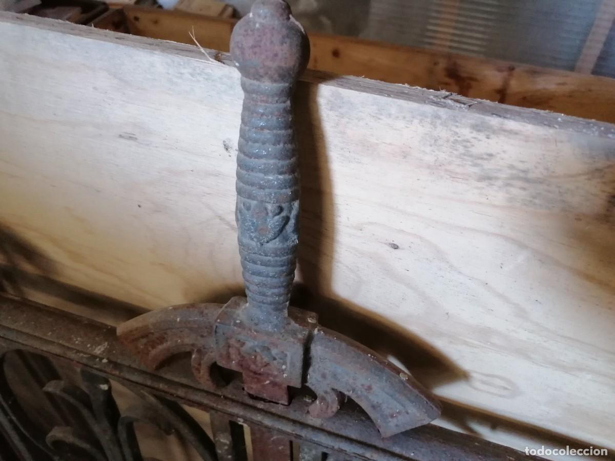 Antig&uuml;edades: s.a. - ANTIGUA VERJA DE HIERRO CON ESPADAS - Foto 6