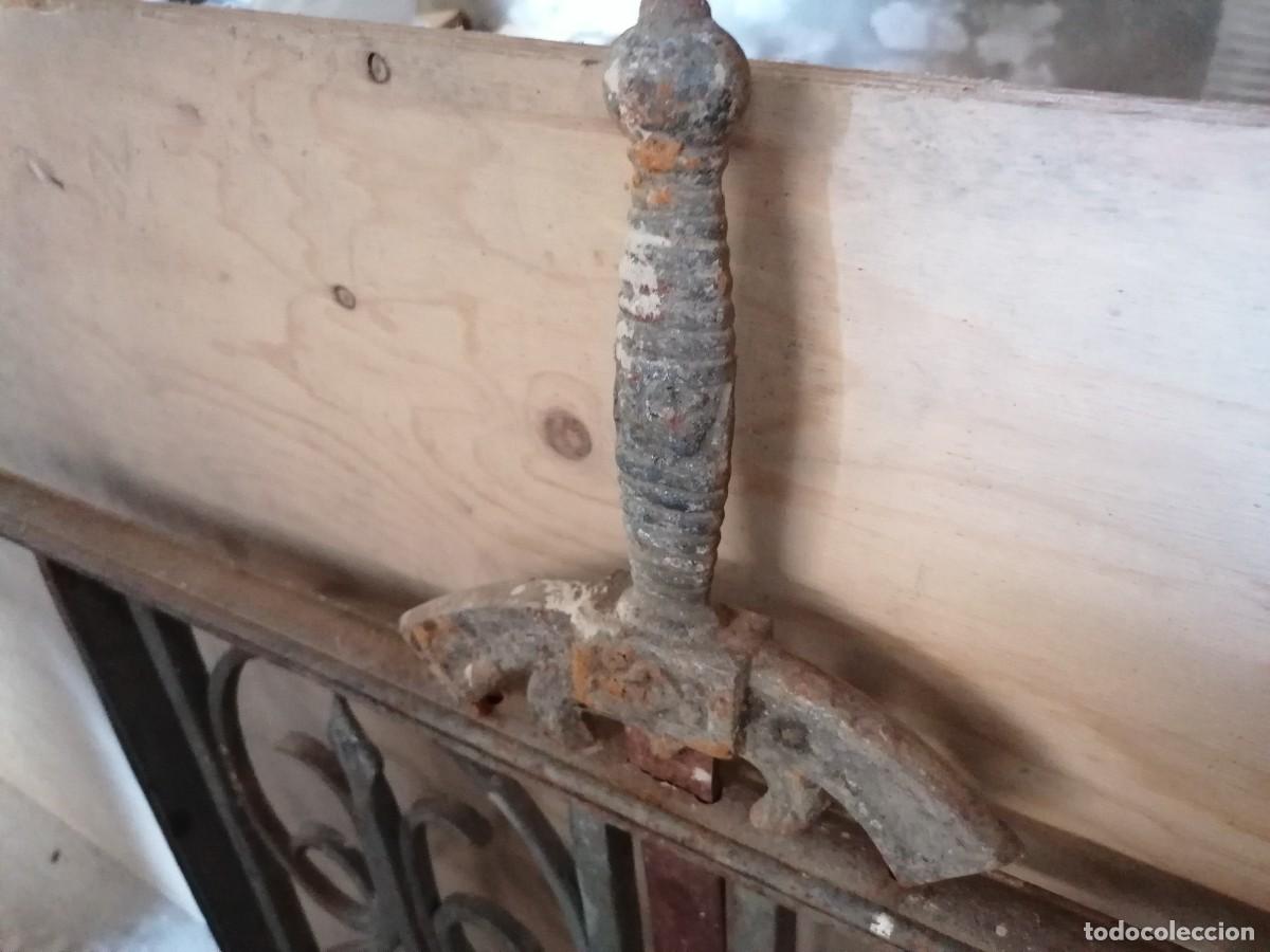 Antig&uuml;edades: s.a. - ANTIGUA VERJA DE HIERRO CON ESPADAS - Foto 7