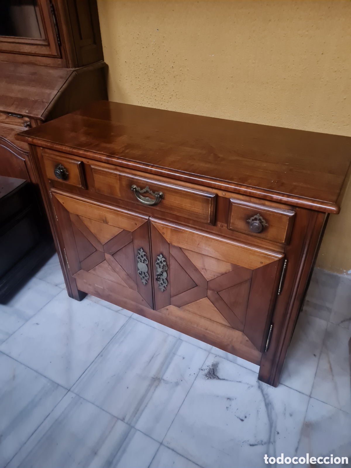 Antig&uuml;edades: Mueble c&oacute;moda en nogal de los 70 - Foto 2