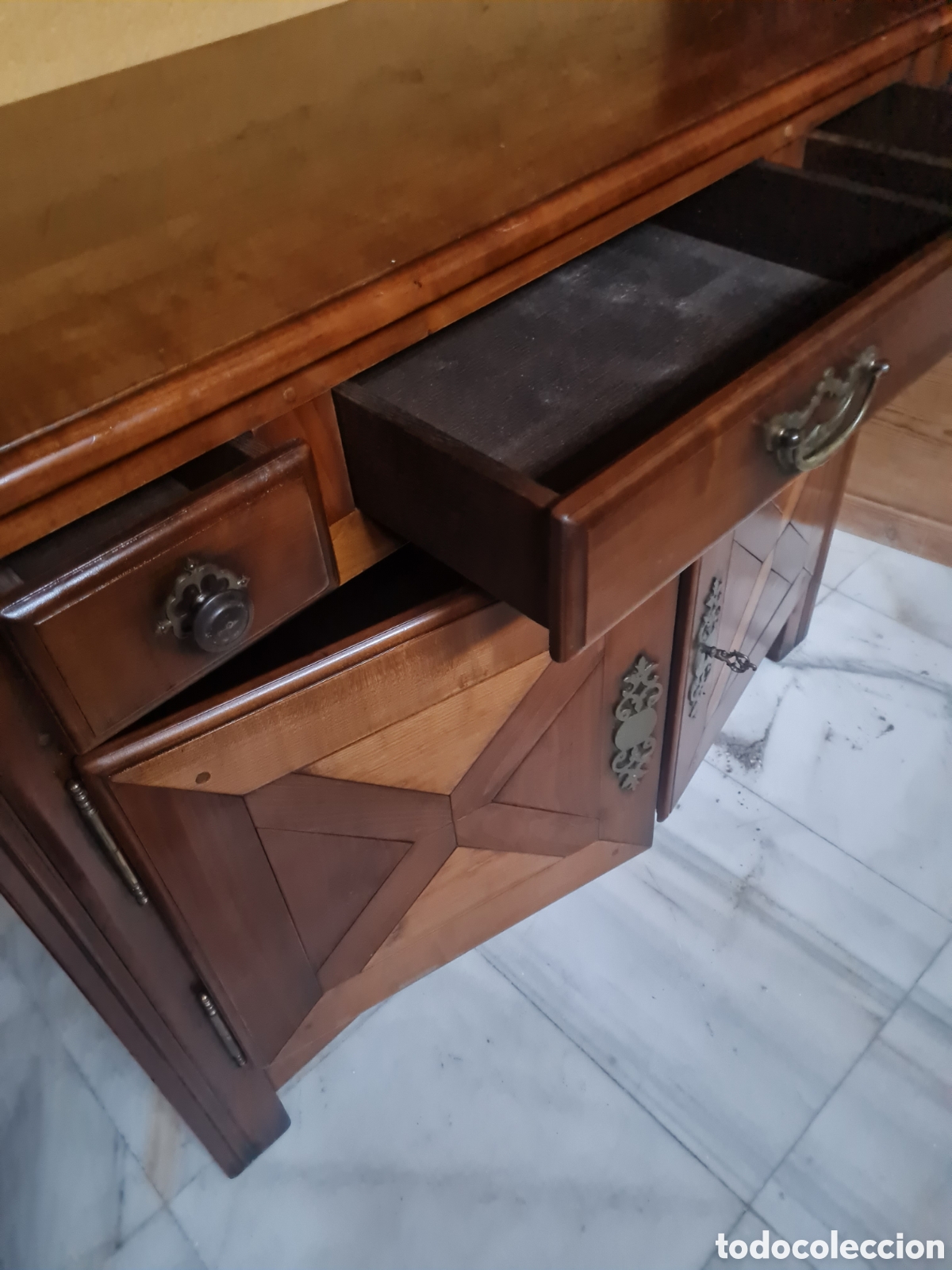 Antig&uuml;edades: Mueble c&oacute;moda en nogal de los 70 - Foto 4