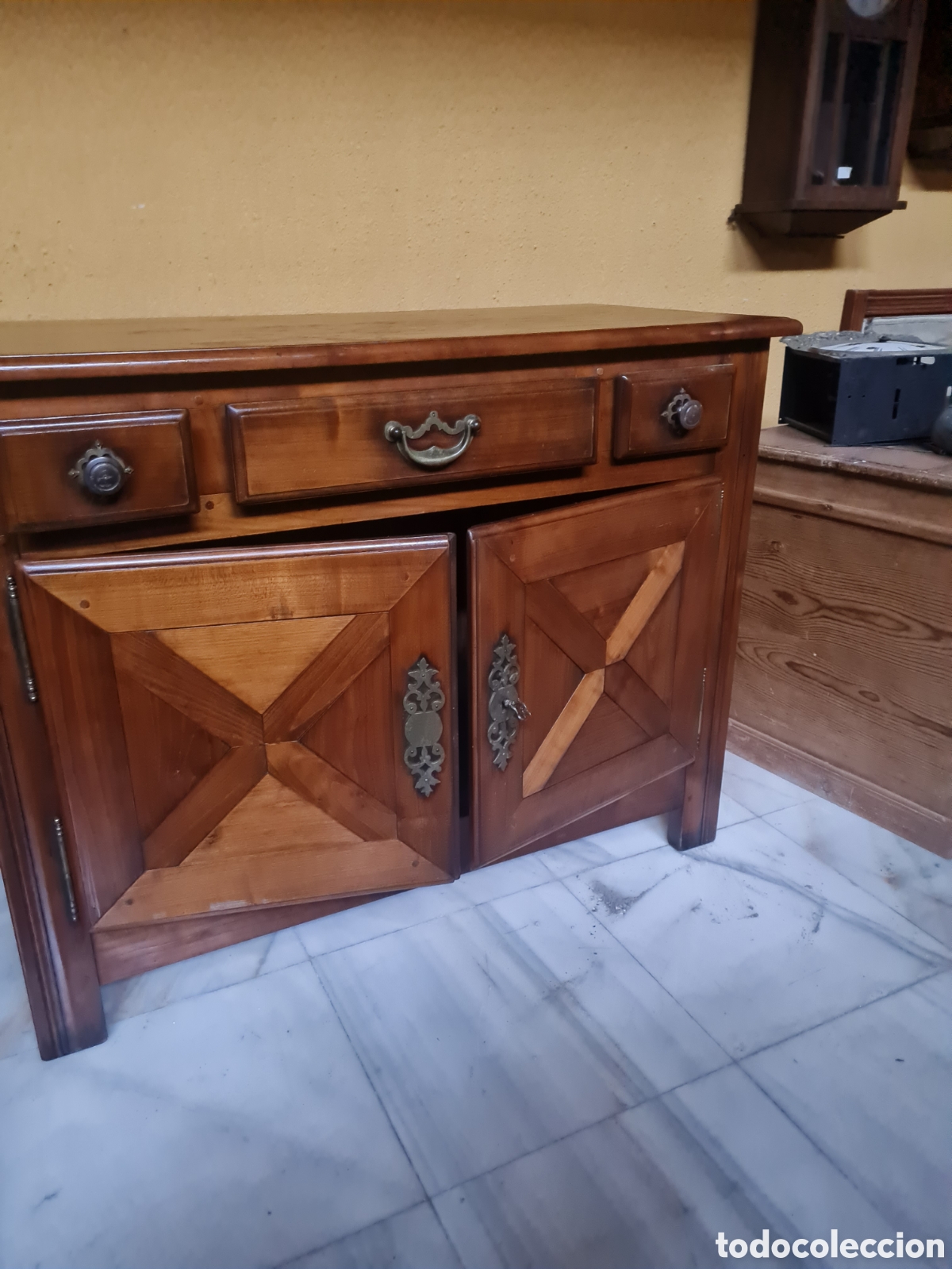 Antig&uuml;edades: Mueble c&oacute;moda en nogal de los 70 - Foto 1