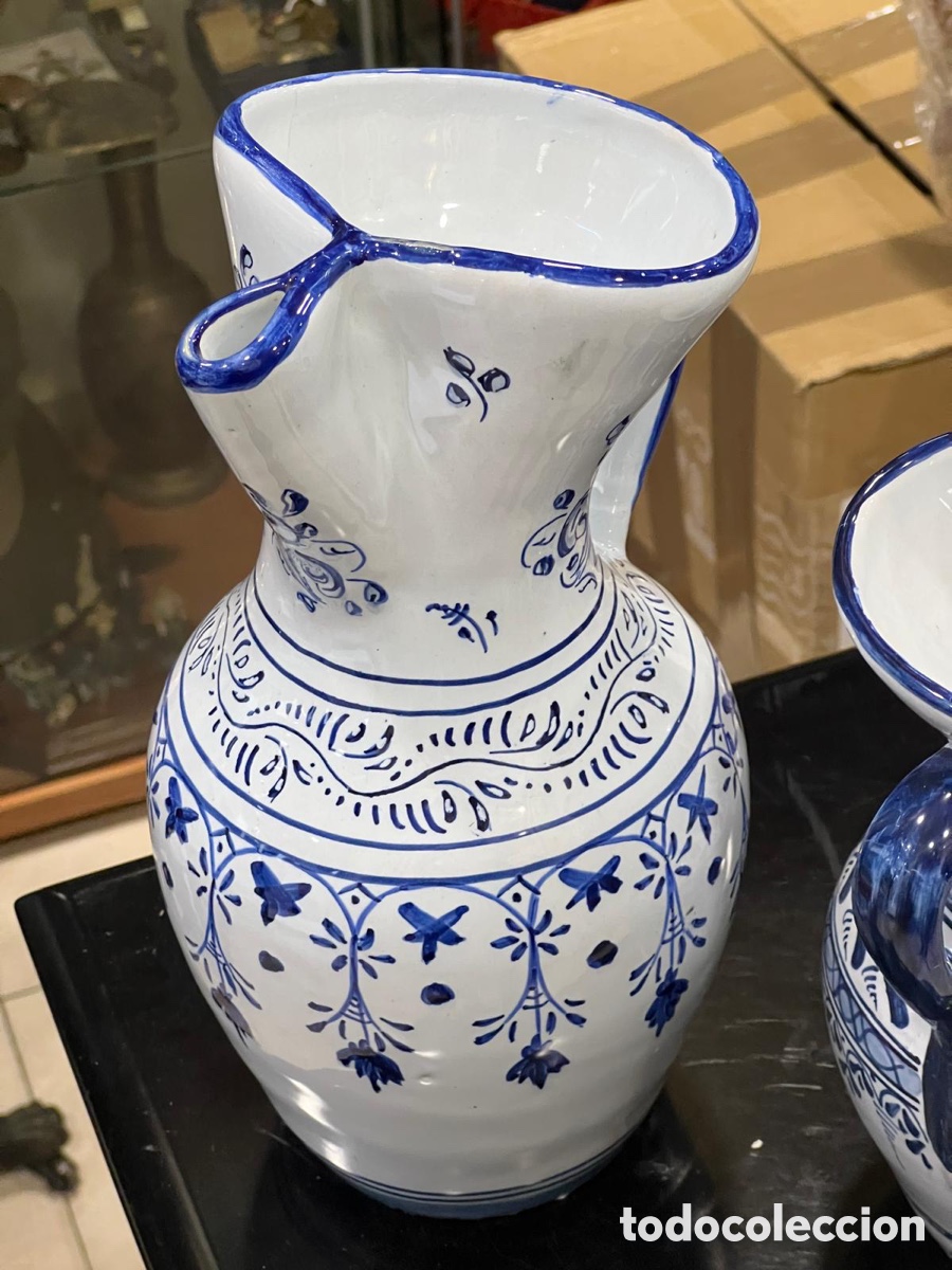 Antig&uuml;edades: Lote de 2 jarras de Talavera - Foto 2