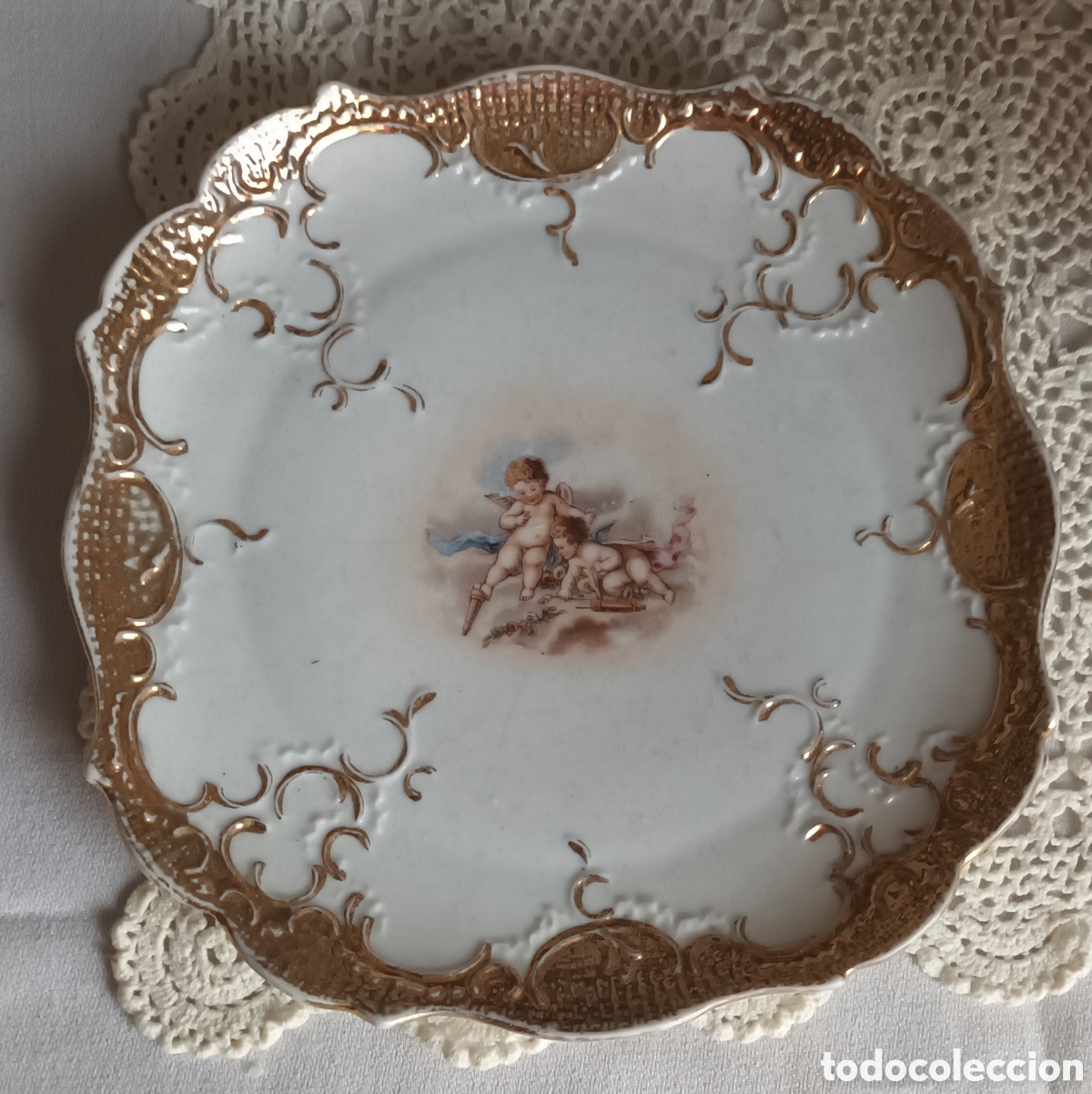 Antig&uuml;edades: Plato de porcelana antiguo, con dos angelitos y oro