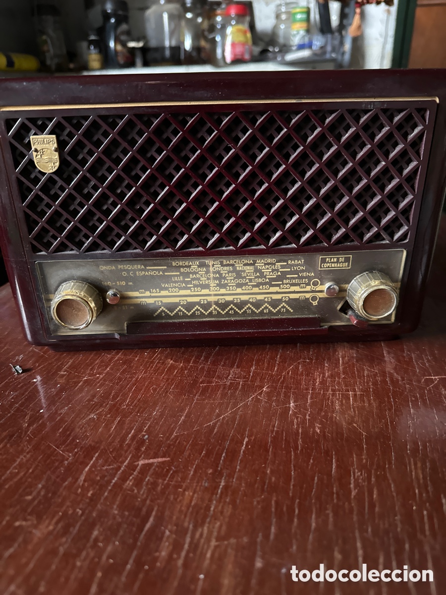 Antig&uuml;edades: Radio Philips de baquelita funcionando - Foto 1