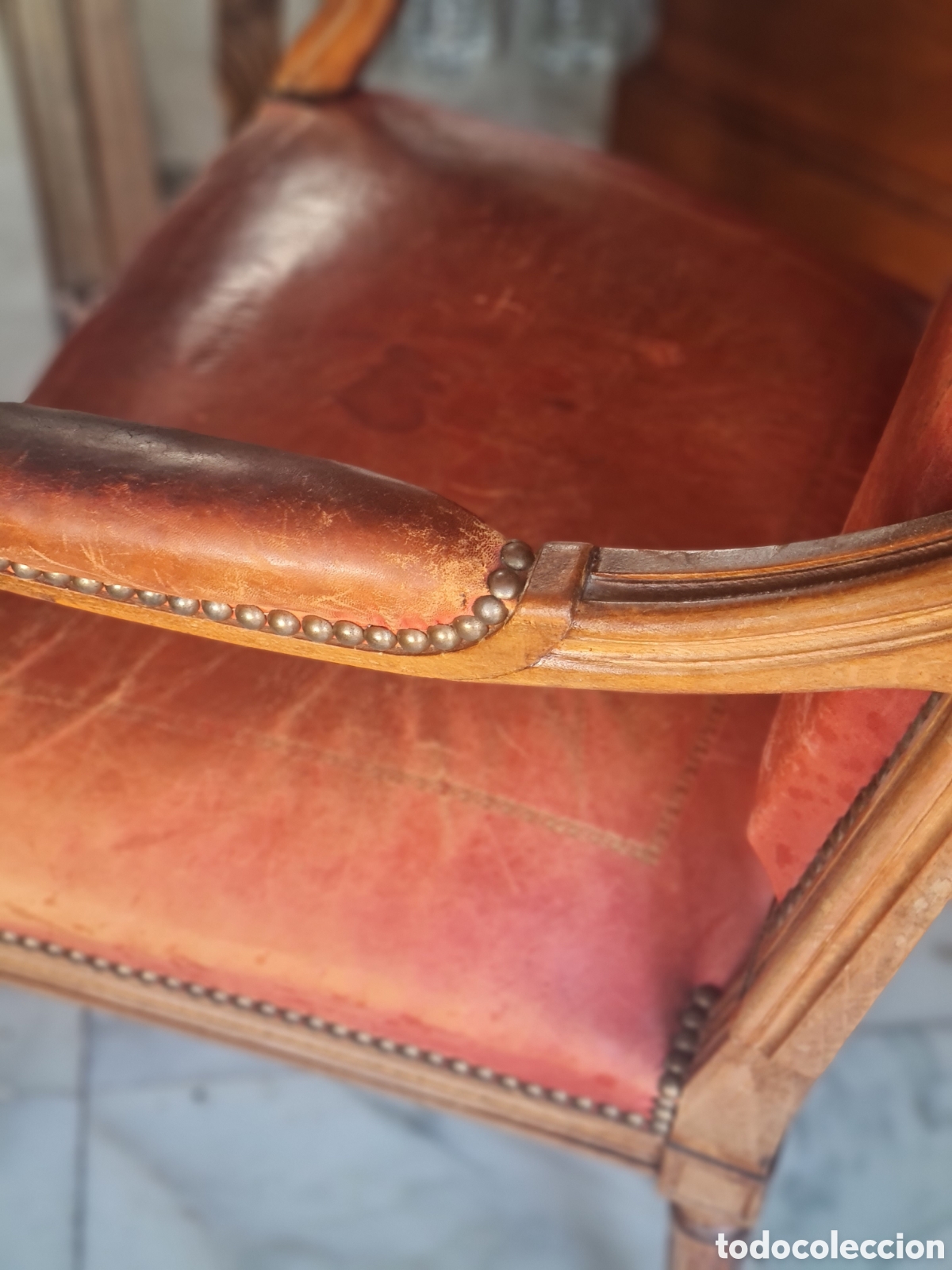 Antig&uuml;edades: Sill&oacute;n estilo Luis 16 en nogal y piel - Foto 4