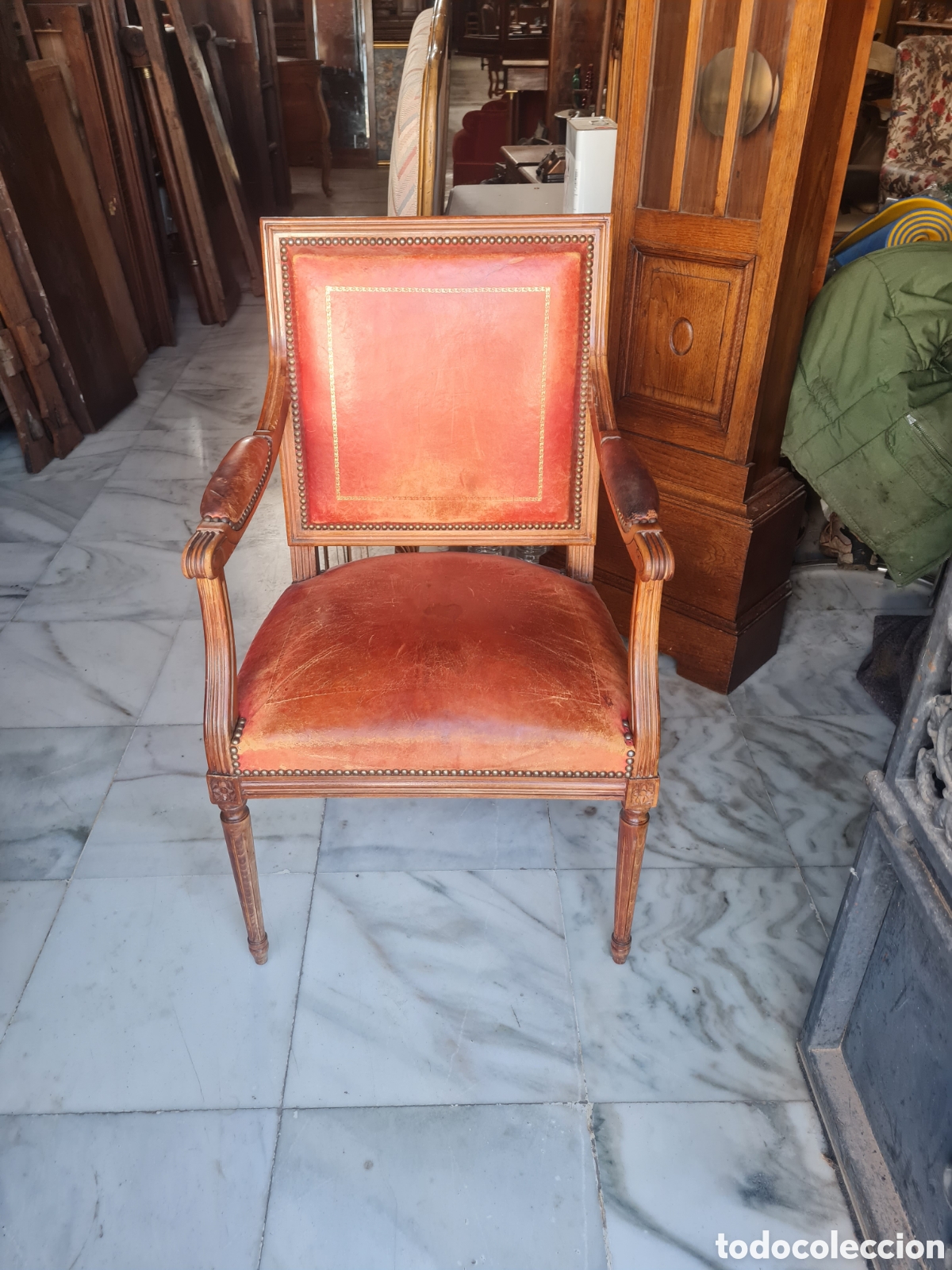 Antig&uuml;edades: Sill&oacute;n estilo Luis 16 en nogal y piel - Foto 1