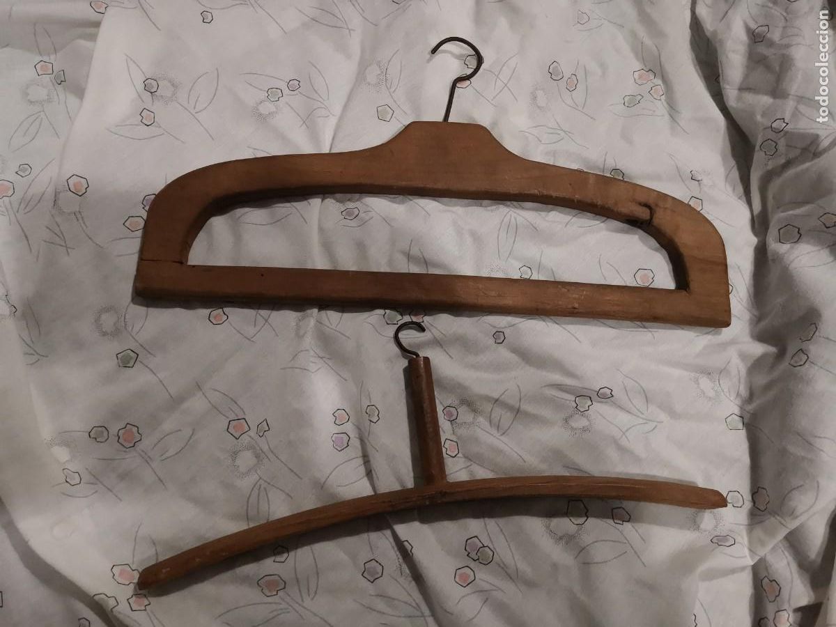 Antiques: Pareja de perchas antiguas de madera.