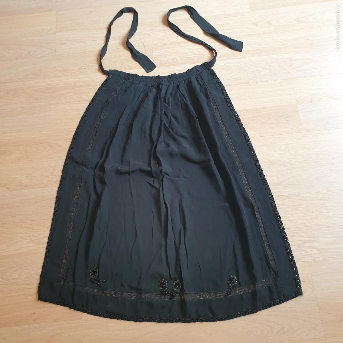 Antiquit&eacute;s: MANDIL NEGRO DE TRAJE REGIONAL LEON&Eacute;S