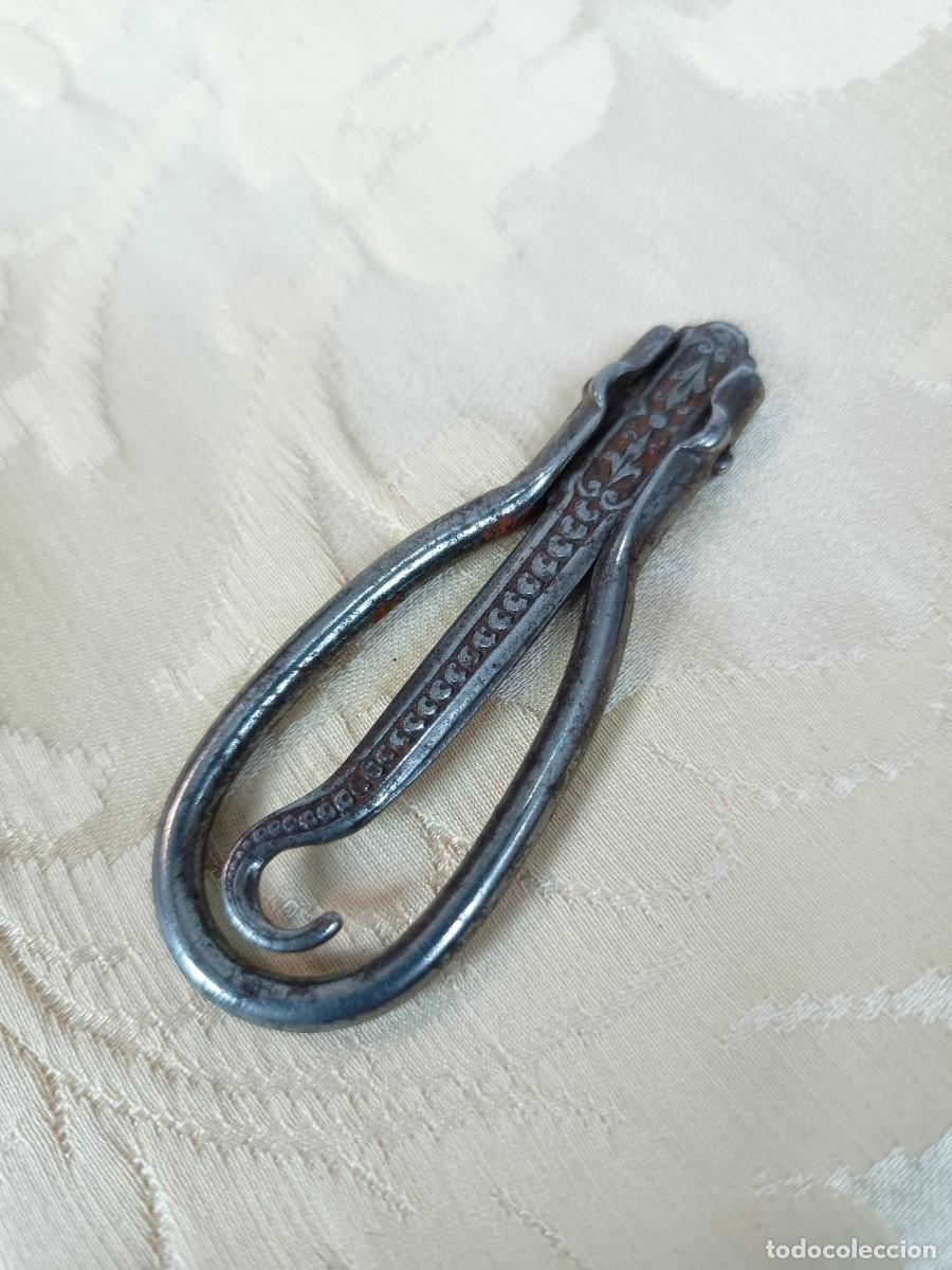 Antig&uuml;edades: Antiguo gancho para botines - Foto 5