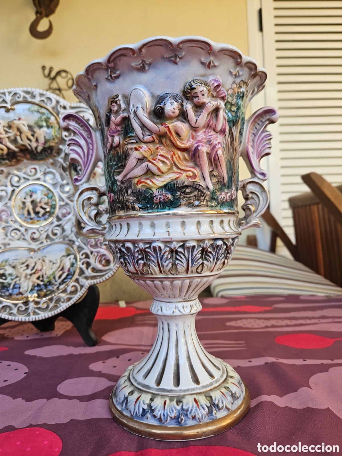 Antig&uuml;edades: Conjunto jarrones y plato CAPODIMONTE. - Foto 2