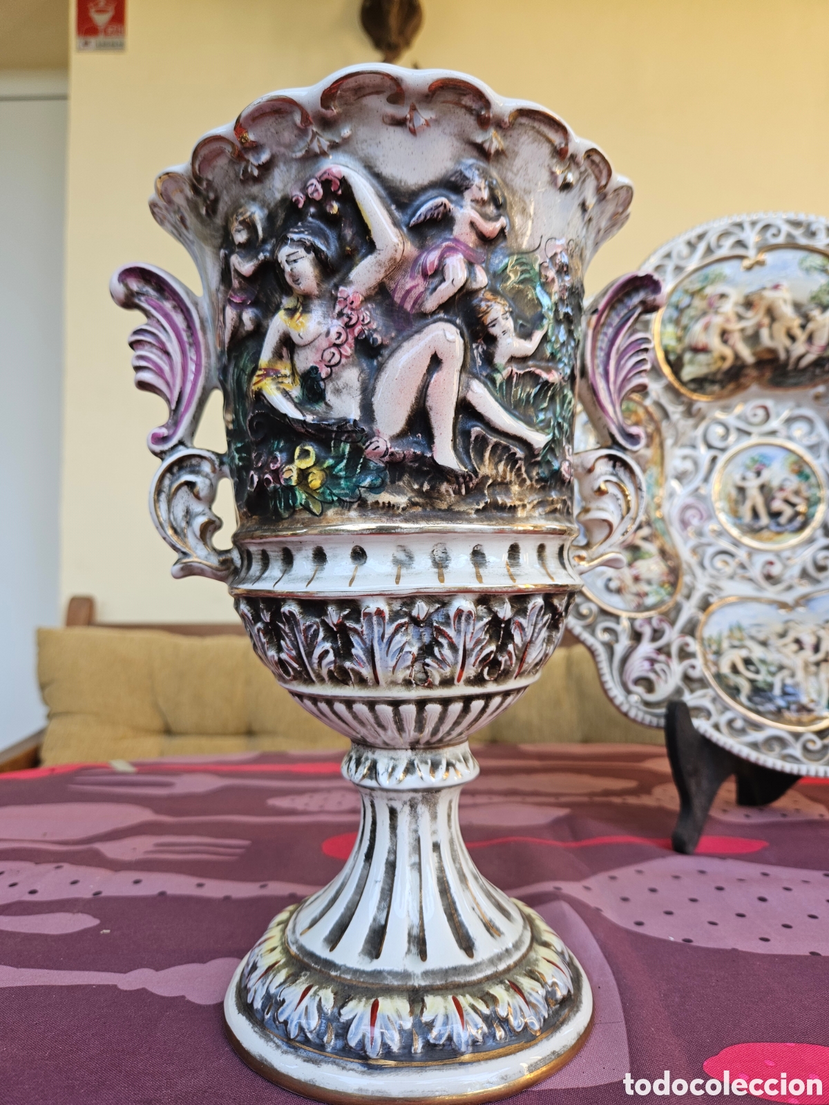Antig&uuml;edades: Conjunto jarrones y plato CAPODIMONTE. - Foto 3