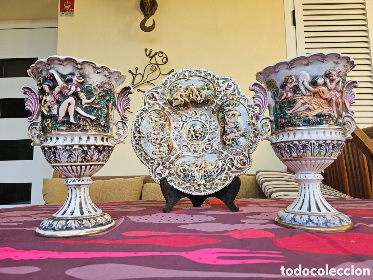 Antig&uuml;edades: Conjunto jarrones y plato CAPODIMONTE. - Foto 1