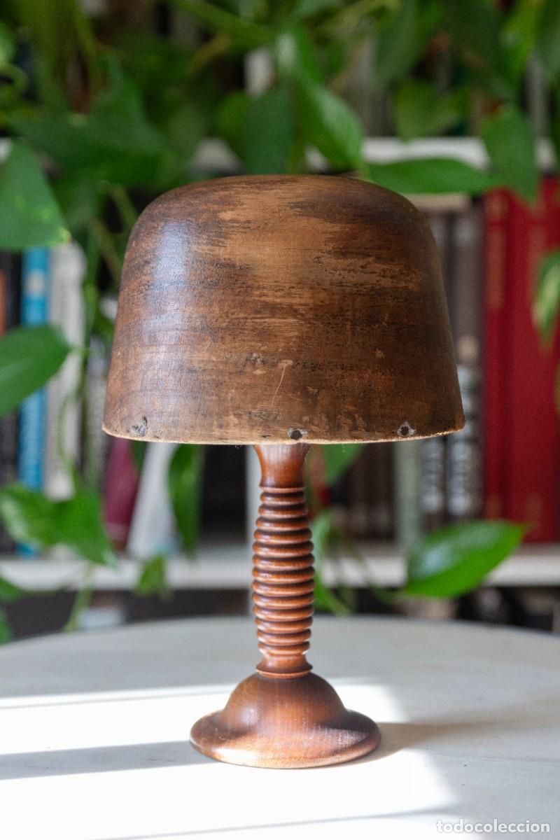 Antig&uuml;edades: Horma de sombrero centenaria con pie. - Foto 1