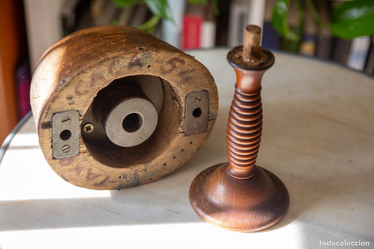 Antig&uuml;edades: Horma de sombrero centenaria con pie. - Foto 4