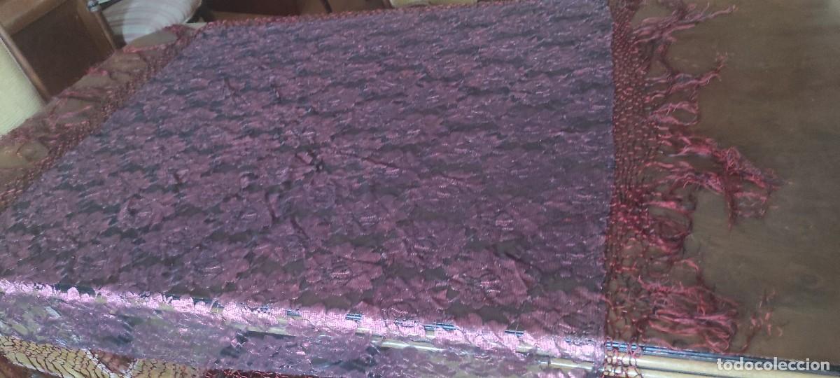 Antig&uuml;edades: BONITO MANTON DE ENCAJE DE BLONDA CON FLECO. - Foto 5