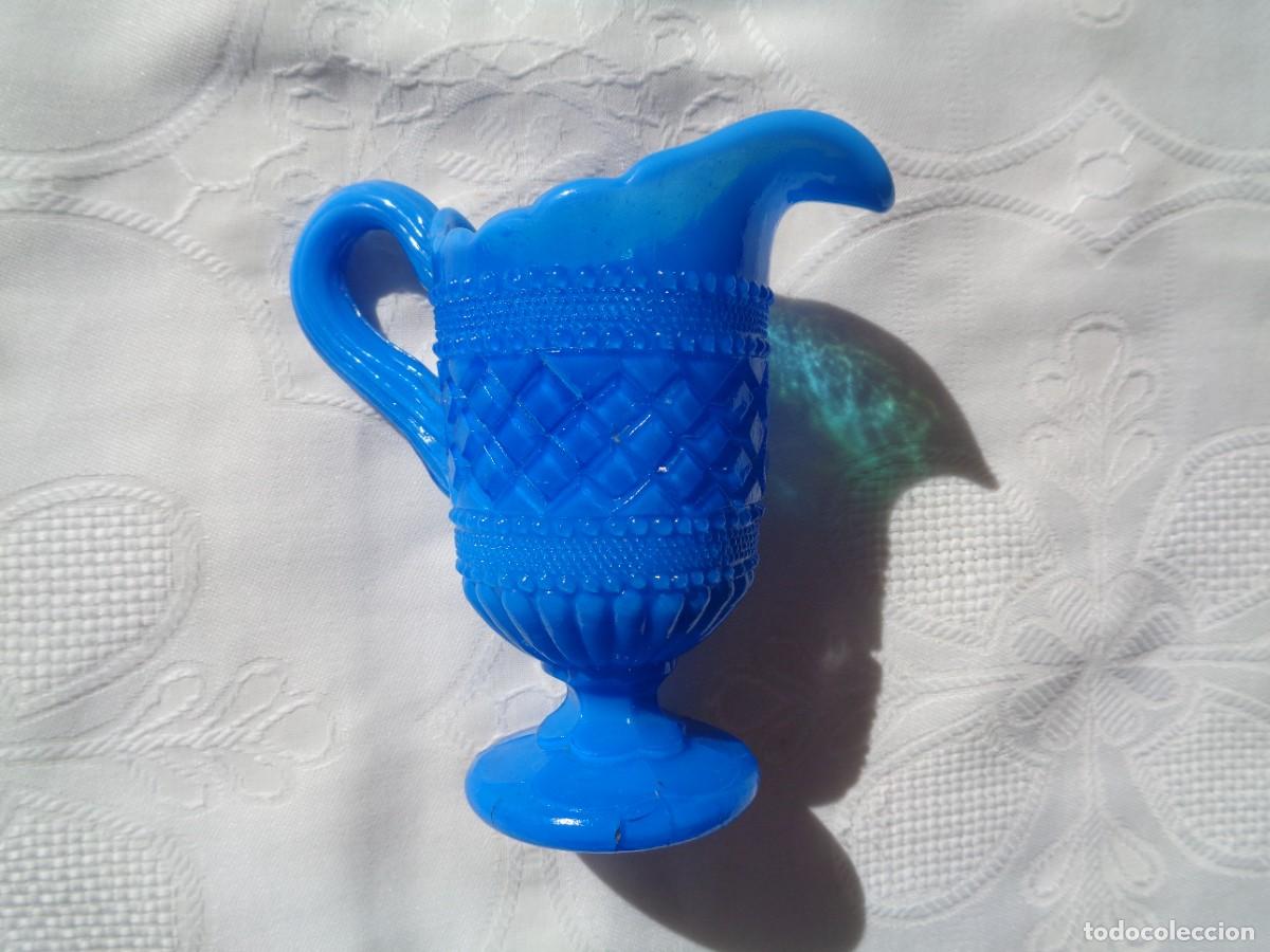 Antig&uuml;edades: JARRA DE OPALINA AZUL BELLAMENTE DECORADA. 11,5 Cm. - Foto 1