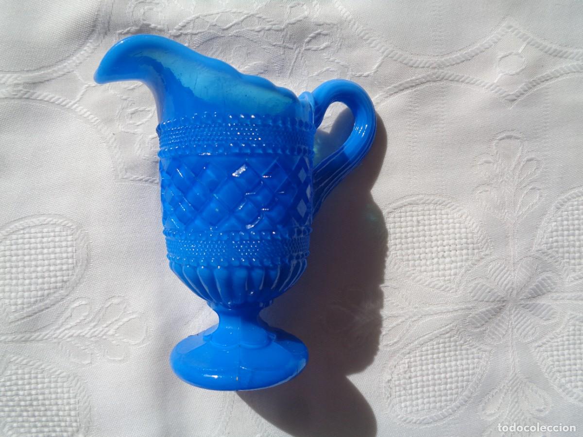 Antig&uuml;edades: JARRA DE OPALINA AZUL BELLAMENTE DECORADA. 11,5 Cm. - Foto 2