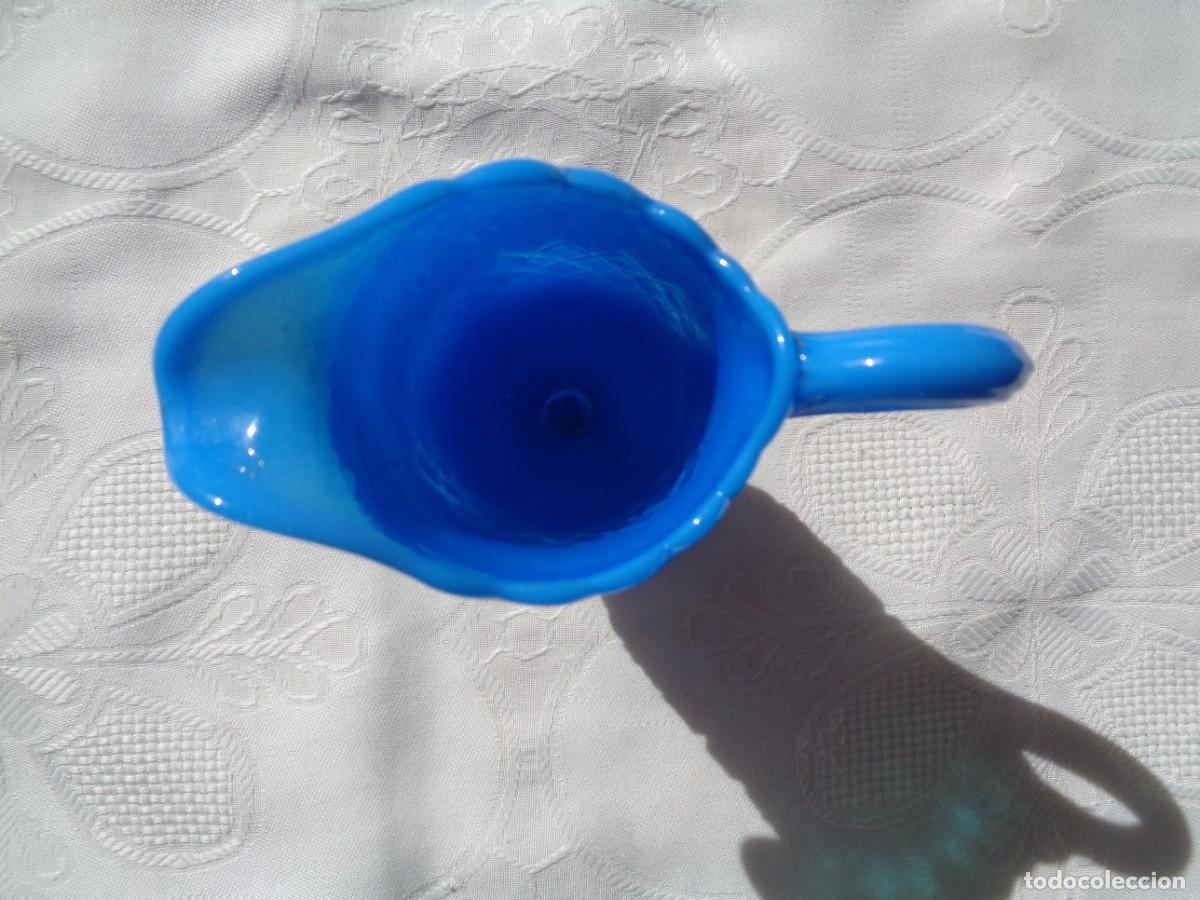 Antig&uuml;edades: JARRA DE OPALINA AZUL BELLAMENTE DECORADA. 11,5 Cm. - Foto 3