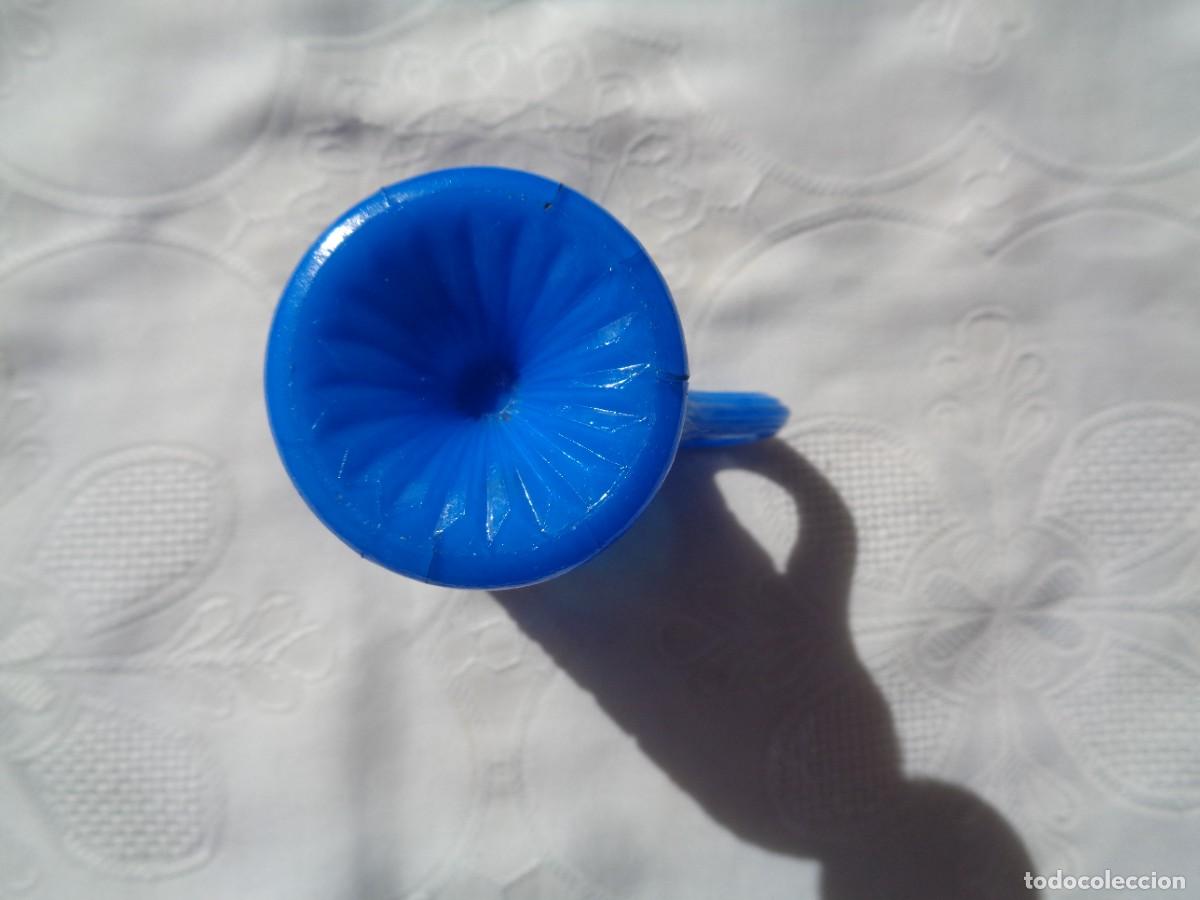 Antig&uuml;edades: JARRA DE OPALINA AZUL BELLAMENTE DECORADA. 11,5 Cm. - Foto 4