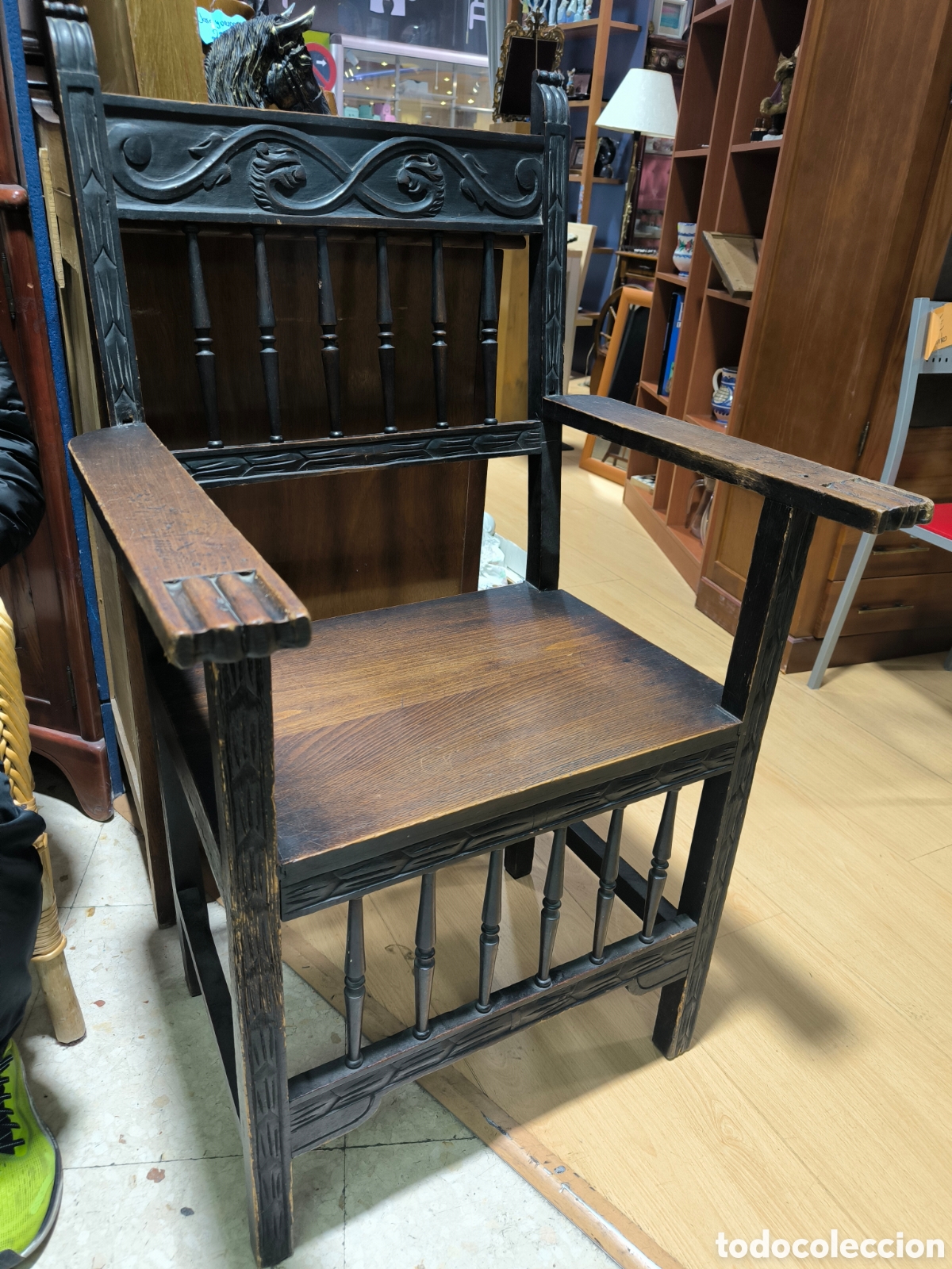 Antig&uuml;edades: Sill&oacute;n frailero estilo renacimiento