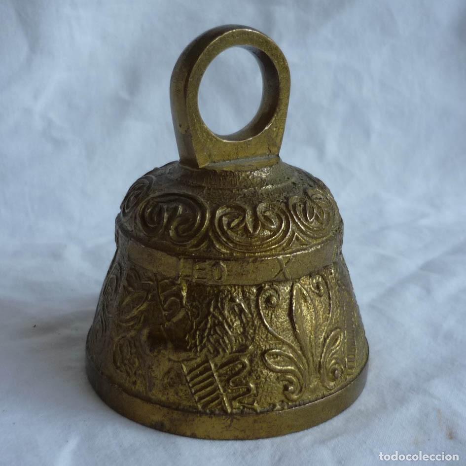 Antig&uuml;edades: Campana de bronce inglesa relieves de animales - Foto 1
