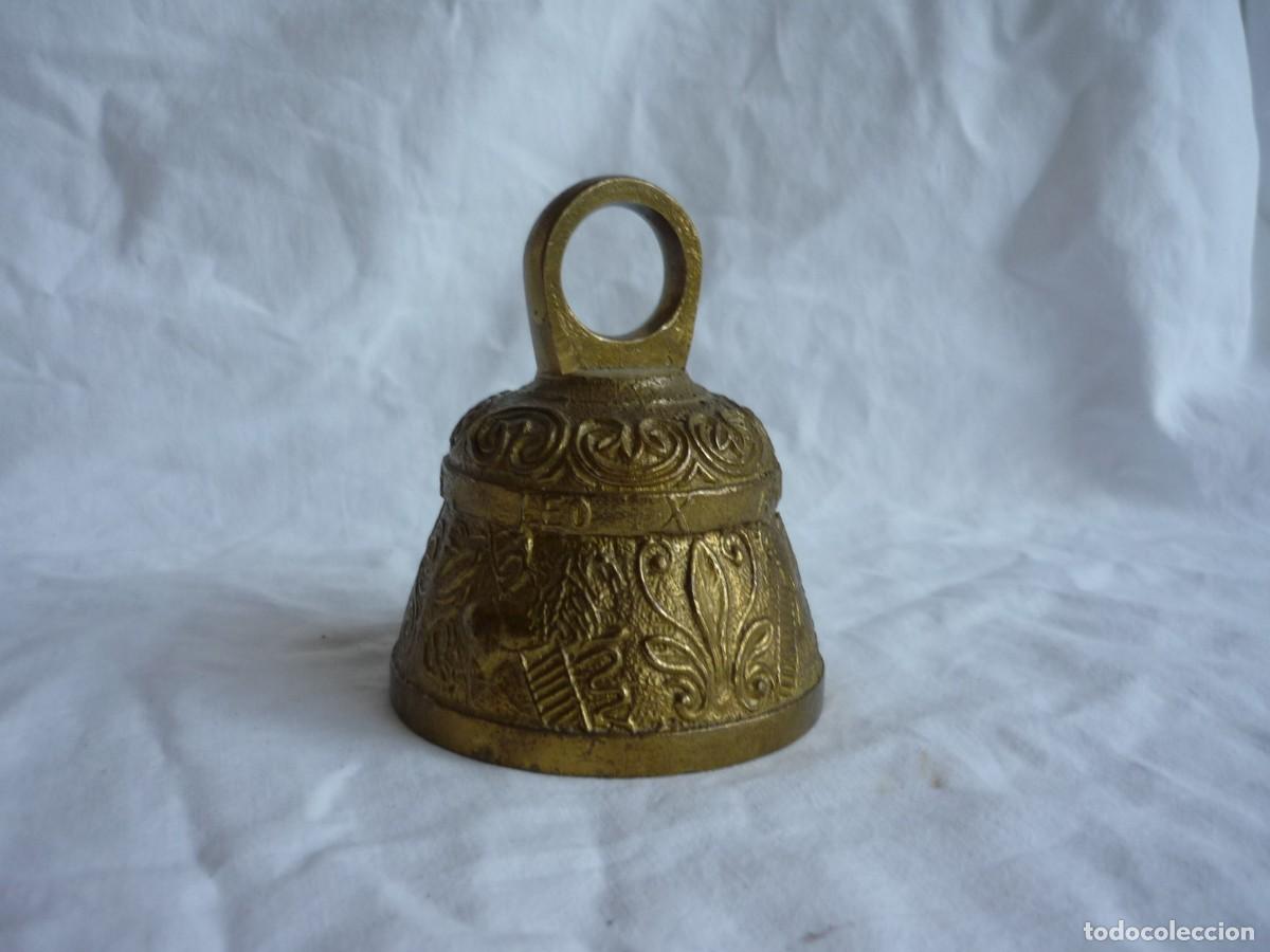 Antig&uuml;edades: Campana de bronce inglesa relieves de animales - Foto 2