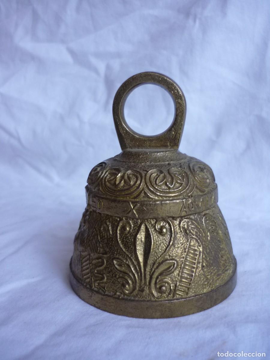 Antig&uuml;edades: Campana de bronce inglesa relieves de animales - Foto 3