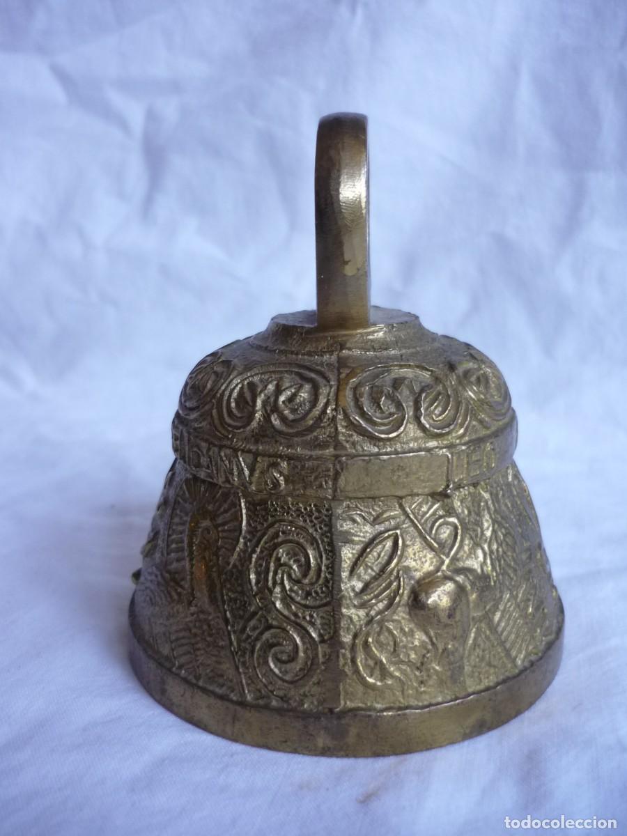 Antig&uuml;edades: Campana de bronce inglesa relieves de animales - Foto 4
